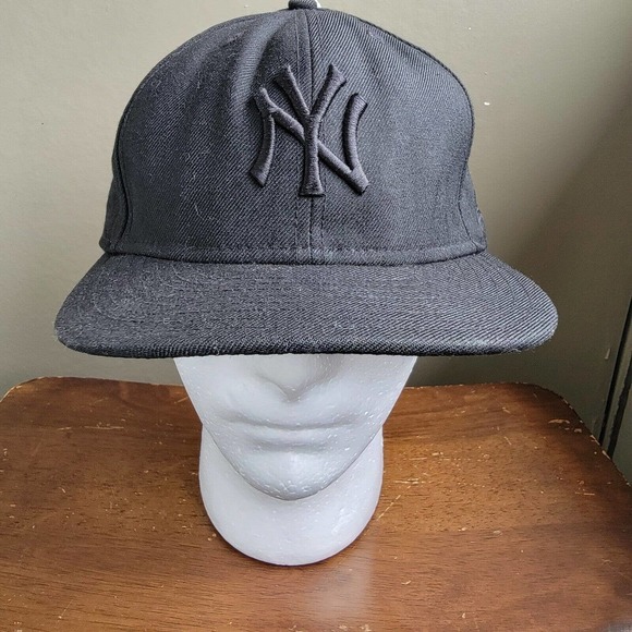 New York Yankees MLB Authentic New‎ Era 59FIFTY Fitted Hat Size 7¾ All Black - Picture 1 of 10